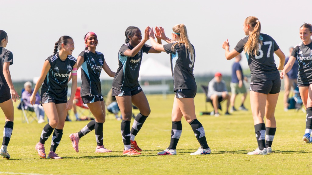 Everleigh Porter celebrating with teammates